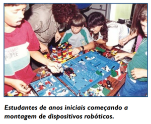 Estudantes de anos iniciais começando a montagem de dispositivos robóticos.