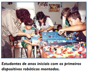Estudantes de anos iniciais com os primeiros dispositivos robóticos montados.