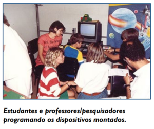 Estudantes e professores/pesquisadores programando os dispositivos montados.